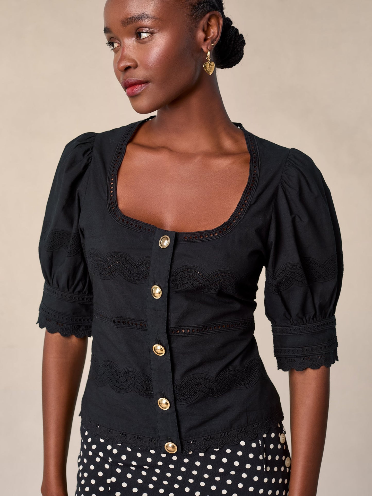 Blouse Noire Cintrée | Boutons Dorés & Manches Bouffantes | Élégante pour le Jour comme le Soir