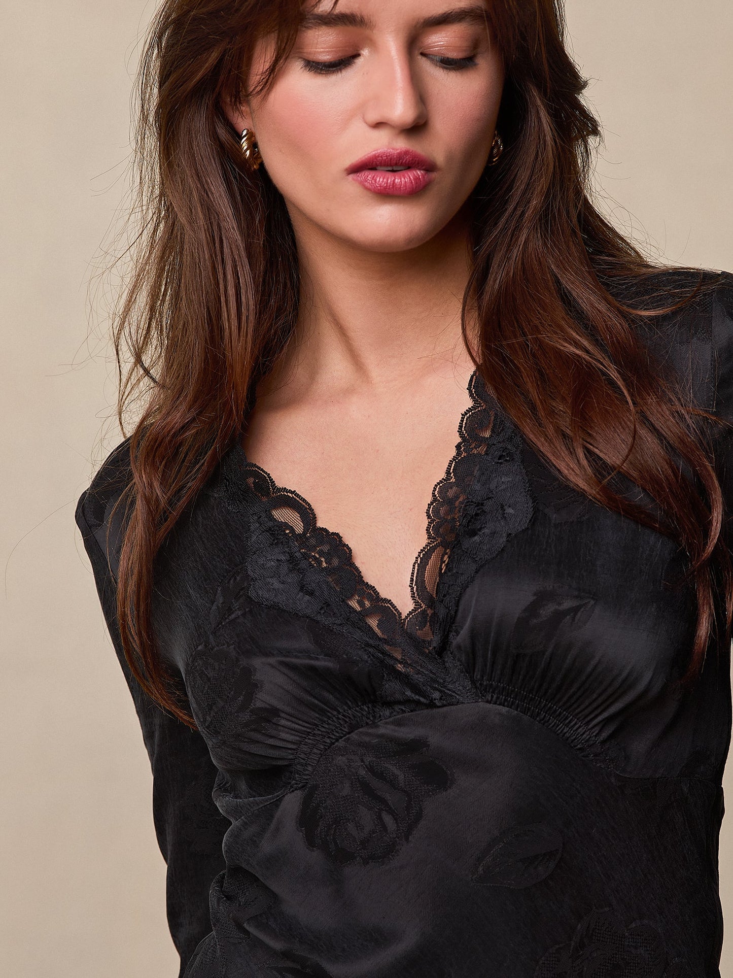 Robe Noire Satinée A Manches Longues | Chic & Sophistiquée | Soirées & Evénements | Finition Texturée