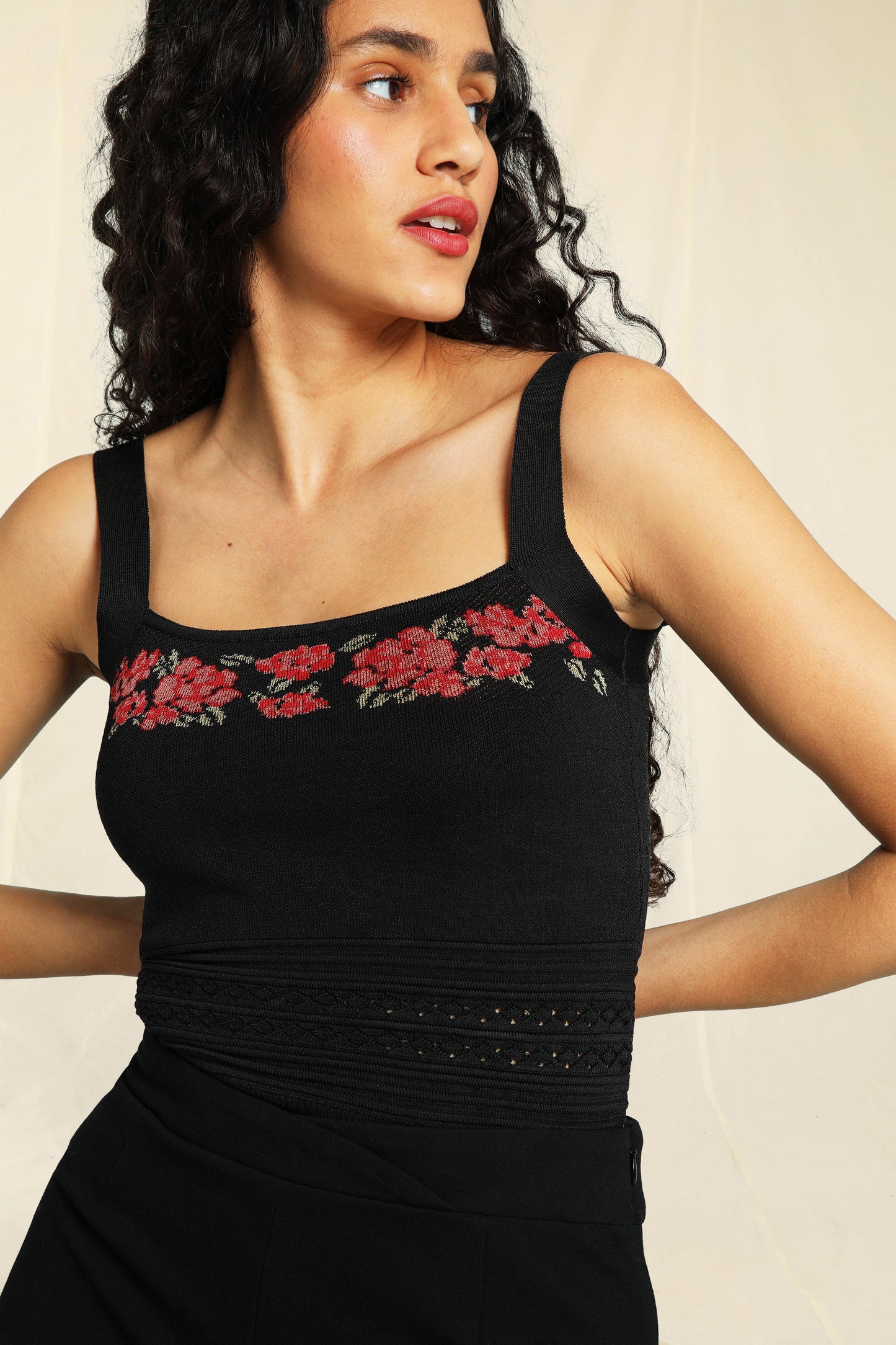 Débardeur Noir | Broderie Florale | Élégant Et Ajusté | Idéal Pour Les Soirées Et Looks Chic