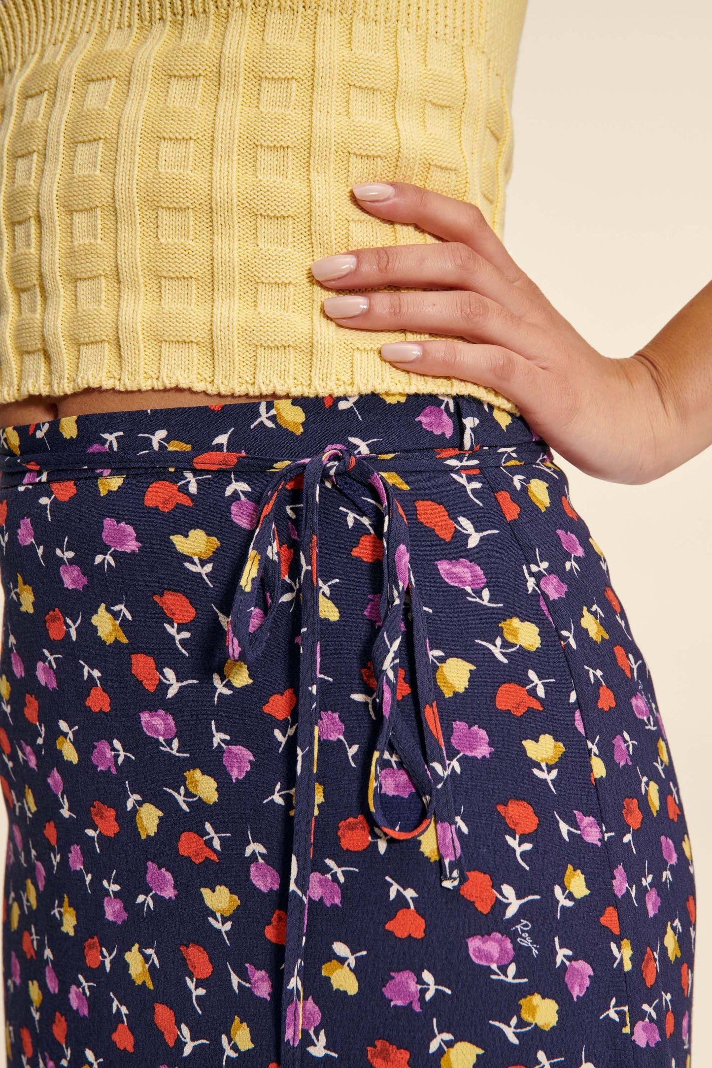 Jupe Courte | Imprimé Multicolore Et Ajustée | Moderne Et Féminine | Idéale Pour L’Été Et Les Looks Décontractés