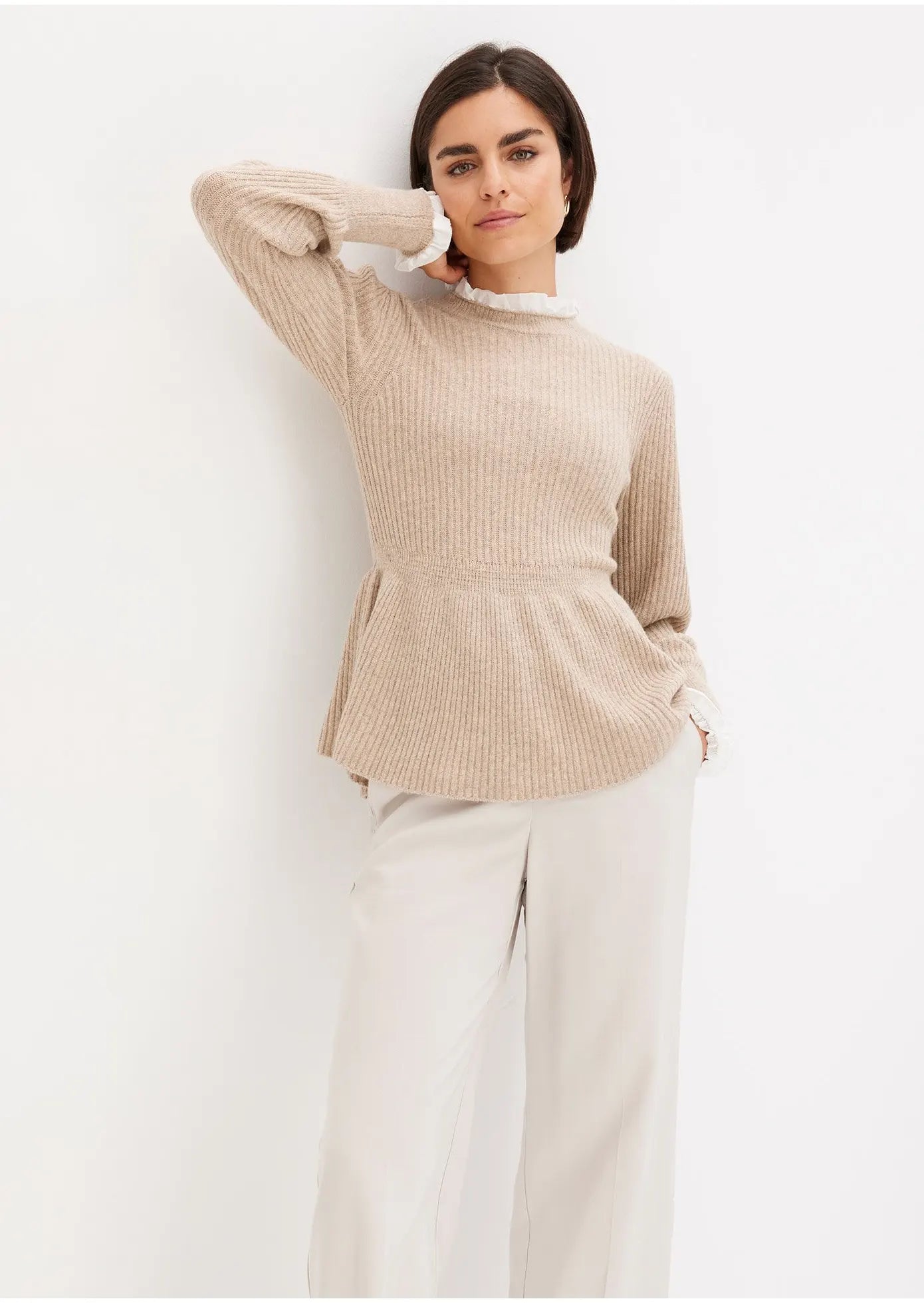 Pull Femme | Col Volanté & Coupe Basque | Polyester Recyclé | Élégant Et Féminin Pour La Saison