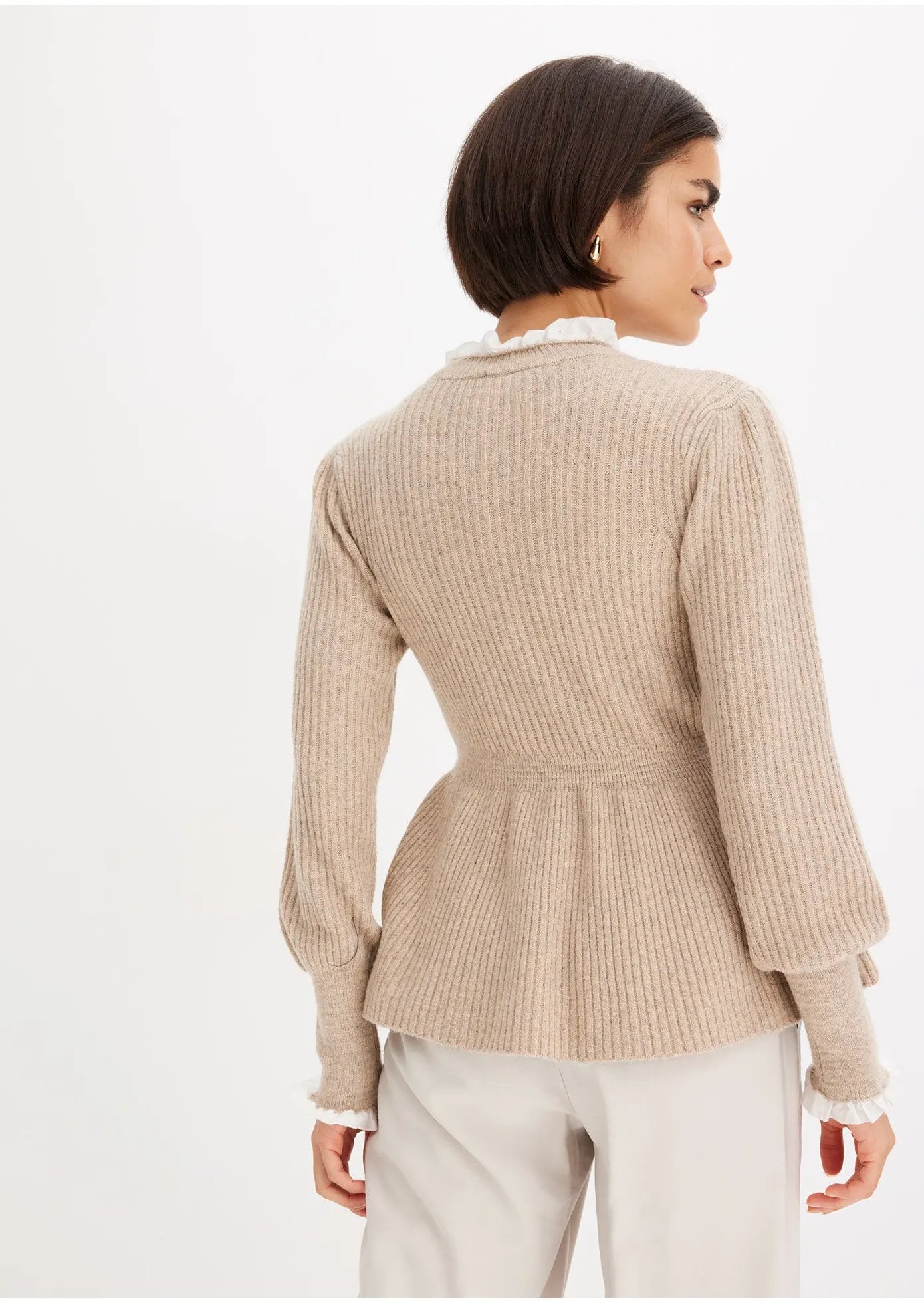 Pull Femme | Col Volanté & Coupe Basque | Polyester Recyclé | Élégant Et Féminin Pour La Saison