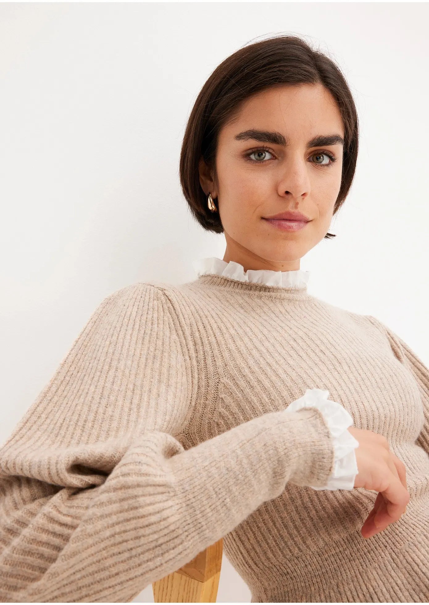 Pull Femme | Col Volanté & Coupe Basque | Polyester Recyclé | Élégant Et Féminin Pour La Saison