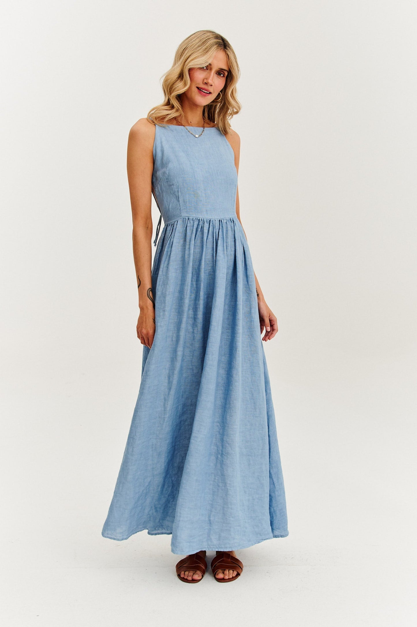 Robe En Lin | Longue Et Légère | Coupe Épurée Et Élégante | Parfaite Pour L’Été Et Les Vacances