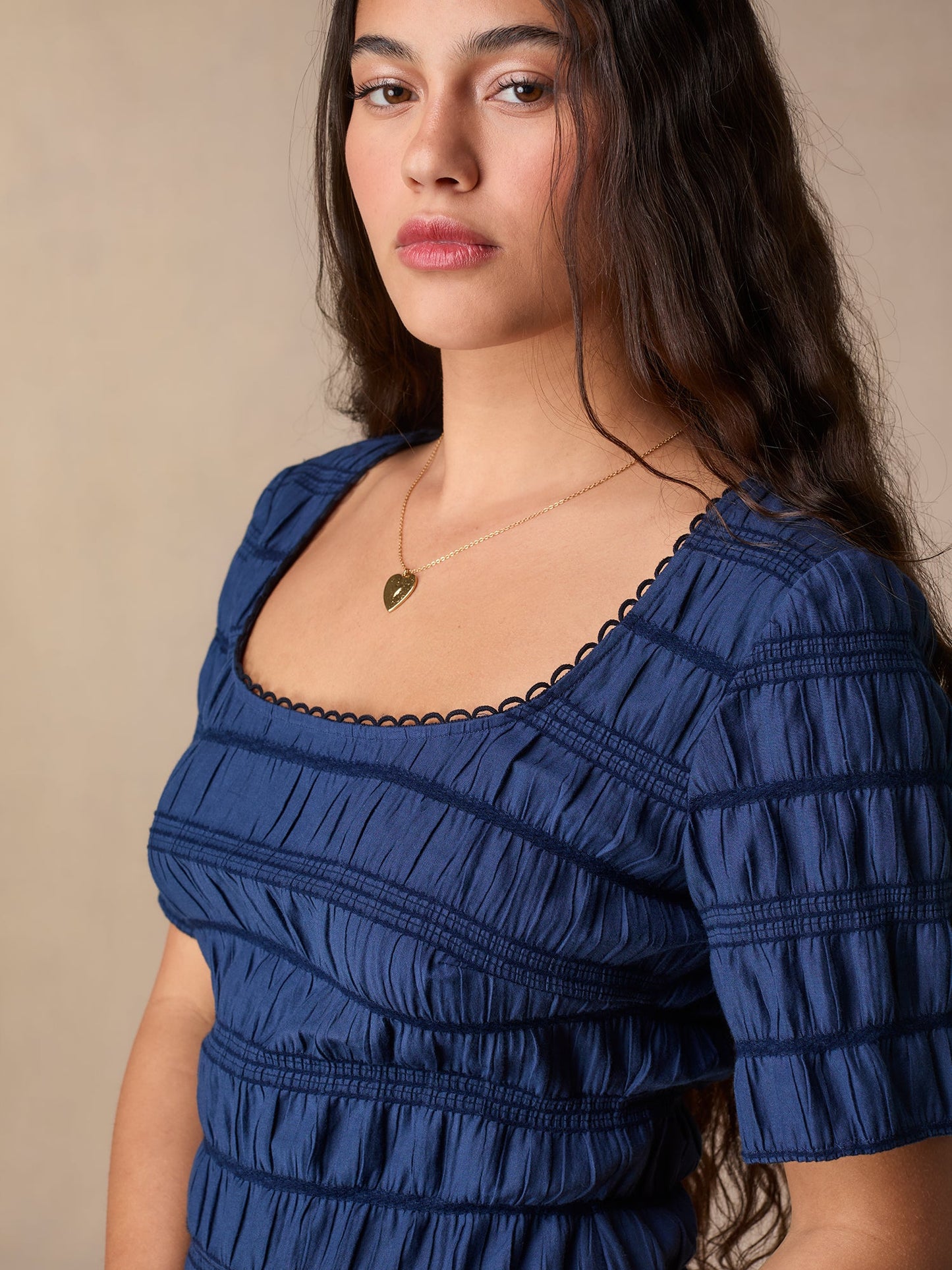 Robe Courte Bleue Smockée | Jeunesse & Confort | Été & Quotidien | Maille Extensible