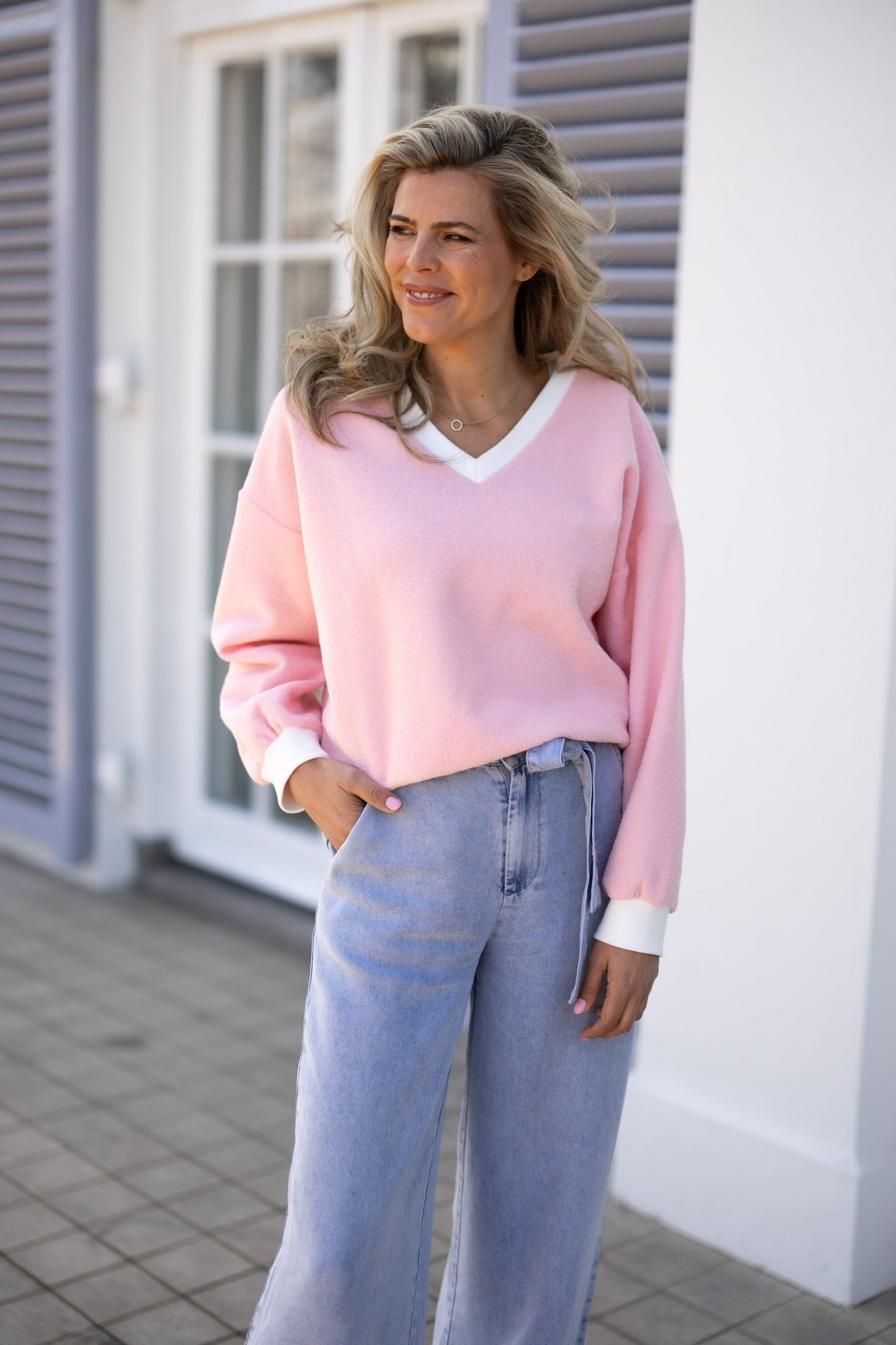 Sweater En Polyester | Col V Contrasté | Doux Et Confortable | Parfait Pour Les Soirées D’Été Et Les Looks Décontractés