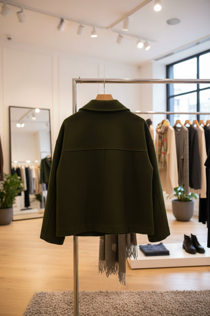 Manteau court à double boutonnage – style moderne