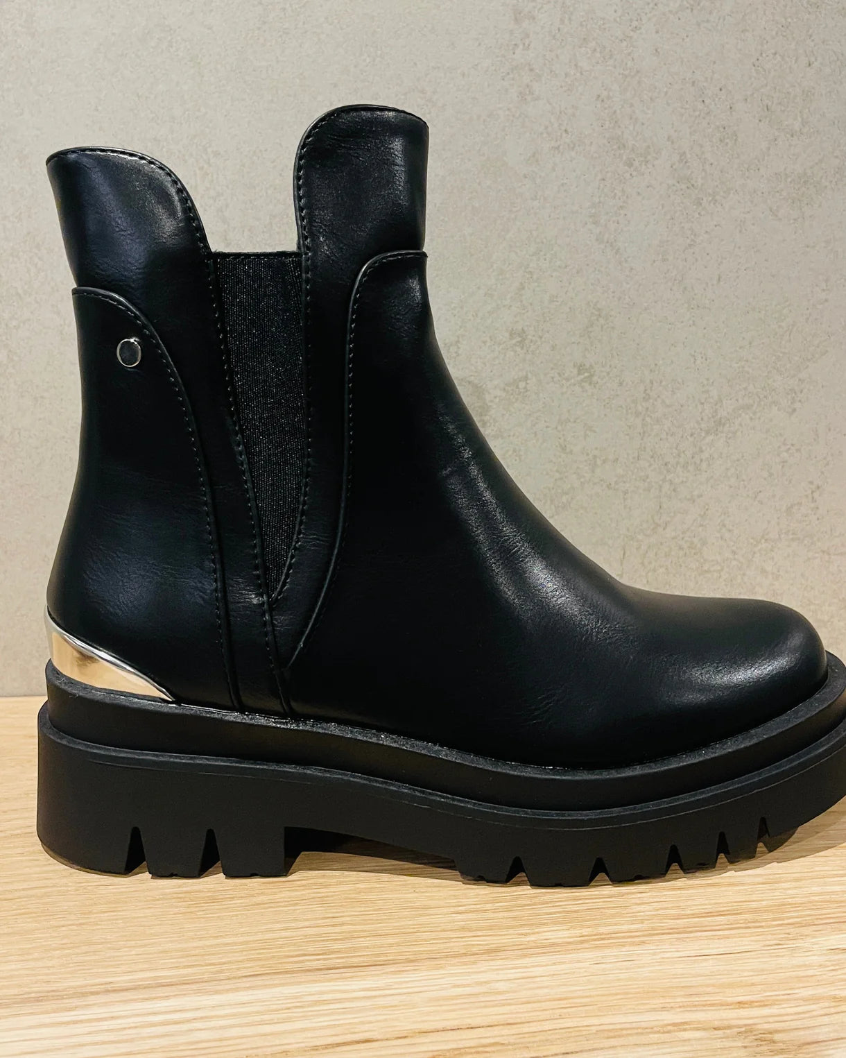 Bottes Femme | Cuir Synthétique Noir Avec Détail Doré | Élégantes Et Modernes Pour L’Hiver