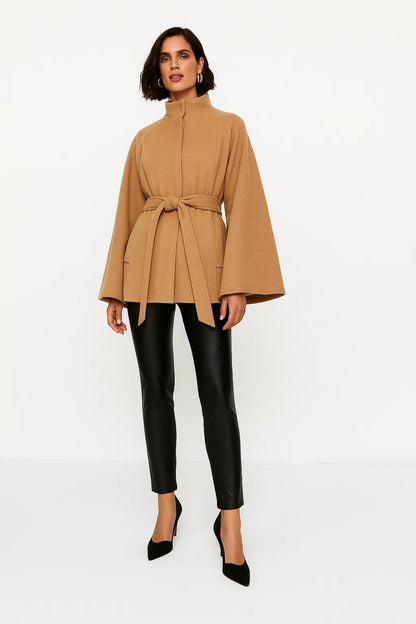 Manteau Femme | Coupe Moderne Et Ceinturée | Manches Évasées Élégantes | Parfait Pour l’Hiver Chic