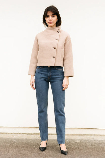 Manteau Femme | Court Et Structuré | Avec Col Montant Et Fermeture Asymétrique