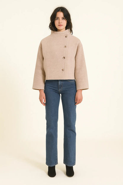 Manteau Femme | Court Et Structuré | Avec Col Montant Et Fermeture Asymétrique